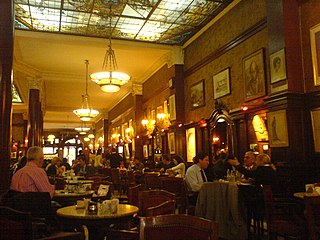 Café Tortoni Buenos Aires'de bulunan meşhur kafelerden biridir. Arjantinliler kişi başına yılda 141 fincan kahve içerler.[64]