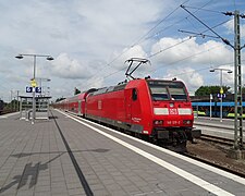 Der RE1 nach Norddeich Mole wird mit einer Lok der Baureihe 146 und sieben Doppelstockwagen erbracht