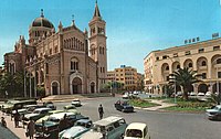 Katedral Tripoli lama (sekarang menjadi masjid) dan bekas pusat Aljazair Square selama tahun 1960-an