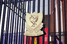 Gambar yang memperlihatkan salah satu versi lambang Liverpool yang terpajang pada Shankly Gates (Gerbang Shankly)