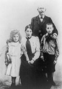 La famille Dreyfus : Alfred, Lucie et leurs deux enfants.