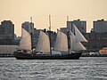 Kajama, et tall ship til turistsejlads, i Torontos havn ved Lake Ontario