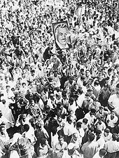 Photographie en plongée d'une large foule portant un portrait de Nasser