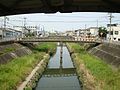 第二寝屋川八幸橋より下流の本町橋を望む。本町橋より奥（下流）に見える橋は博養橋。