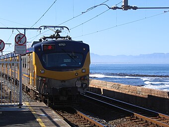 'n Elektriese dagpassasierstrein van Metrorail verlaat Kalkbaaistasie in die Kaapse skiereiland, 2006.