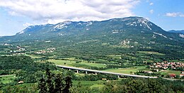 Panorama Vipavske doline i planine Trnovski gozd u zaleđu