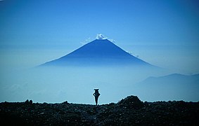 北西の南アルプス間ノ岳山頂部より