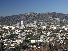 Uitzicht op Glendale met de Verdugo Mountains