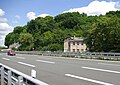 Am Burgberg in Erlangen, im Hintergrund das Kanaldenkmal zur Einweihung des Ludwig-Donau-Main-Kanals, auf dessen Trasse die BAB 73 heute verläuft