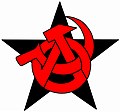 Symbol Anarcho-komunistov. Kosák a kladivo sú symboly komunizmu, sú zakombinované do písmena "A" v kruhu ktoré je symbol anarchizmu, dohromady sú červené čo je farba komunizmu, za týmto objektom je čierna hviezda, čierna ako symbol anarchizmu inšpirovaná červenou hviezdou čo je symbol komunizmu.