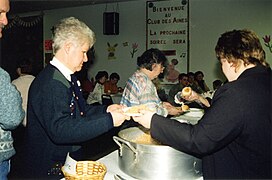 Breakfast with baked beans, maple syrup and bread rolls, served by members of the Pastoral Council, free of charge, St-Joseph blvd