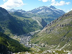 Vista sobre Val-d'Isère, el lago du Chevril y el mont Pourri desde la carretera de la vertiente norte.