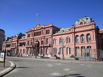 Casa Rosada Cumhurbaşkanı'nın yönetim konağı ve ofisidir.[28]