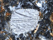 Gra de quars impactat amb (PDF) en tres direccions en una roca de fusió d'impacte cristal·lina del cràter d'impacte Boltysh, Ucraïna.