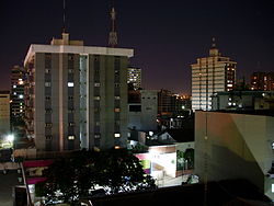 Vista notturna di Ciudad del Este