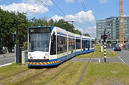 De GVB 2201 op de Strawinskylaan als tram 6.