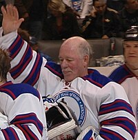 Photographie de Billy Smith avec le maillot des Islanders saluant la foule.