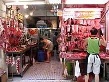 Una bancarella di carne in un mercato umido di Hong Kong