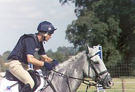 Leslie Law à Burghley en 2004 : on distingue nettement le casque et le protège dos.