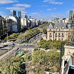 Buenos Aires Güney Amerika'da en çok ziyaret edilen şehirdir. Resimde 9 Temmuz Bulvarı görülmektedir.