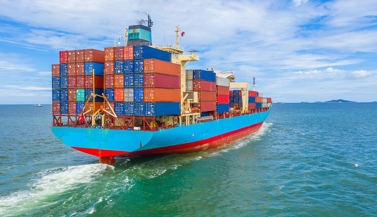 Foto de un barco portacontenedores con carga, que navega por el mar.