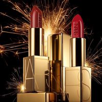 NARS Cosmetics on Instagram: “Swipe on style with VIP Audacious Lipstick. Bestselling shades of the award-winning formula dressed up in limited-edition gold packaging. 👄…”