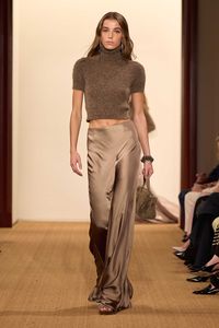 Ralph Lauren Fall 2024 Ready-to-Wear https://www.vogue.com/fashion-shows/fall-2024-ready-to-wear/ralph-lauren/slideshow/collection#13