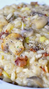 Bacon, Leek & Mushroom Risotto _ Arborio rice is skillet cooked with bacon, leeks, & mushrooms in rich chicken broth then flavored with parmesan cheese & fresh thyme. The smokey flavor of the bacon mixed with the mild yet bright leeks & thyme is ridiculously satisfying!