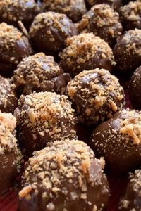 There is something about cake covered in chocolate and Butterfingers that people can't resist. Don't believe me? Try this Butterfinger Cake Balls recipe and see for yourself! #cake #butterfinger #cakeballs #dessert