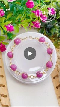 5.8K views · 968 reactions | Pulsera con Howlita😍✨  Nos encanta que aprendas con nosotros, por eso hoy queremos enseñarte a realizar este hermoso modelo de pulsera😍🤩✨con el cual puedes hacer un detalle súper hermoso y personalizado a alguien muy especial ❤️  📿Materiales: ✔️- Piedra Howlite 10 mm ✔️- 1 tramo de alambre #18 directo del rollo ✔️- 1 tramo de 4 cm de alambre #18 (cierre) ✔️- Argollas de unión  Recuerda que estos y todos los materiales puedes encontrarlos aquí💕 • Escríbenos para más información 📲 +13213401895   #handmade #hechoamano #accesorios  #accesories #JoyeriaArtesanal #pulsera #bracelets #bracelet #howlite #piedrahowlita #howlita | Jewelry Accesorios Bisutería | Richard LaForge · Autumn Breeze