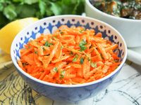 This Moroccan raw carrot salad takes only a few minutes to make, has a short list of ingredients and is packed with flavor. Perfect alongside other dishes as part of lunch, mezze and more. #carrotsalad #mezze #vegansalad #Moroccansalad