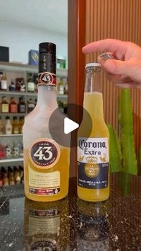 Delicia drinks🍹 on Instagram: "Créditos: @emporiojr22
.
Marca o amigo que vai gostar dessa ideia! 
.
🔸corona gelada
🔸limão 
🔸licor 43

Simples assim. O resultado vai te surpreender.

Beba com responsabilidade. 

Saúde 🍻"