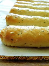 Amazing gluten free breadsticks that can be on your table in 45 minutes! #glutenfreebead #glutenfreerecipes #glutenfreebreadsticks