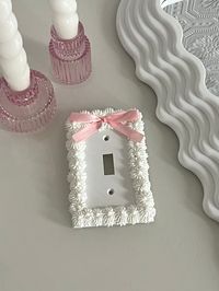 Spice up your home with our Coquette Bow Cake Wallplate Cover! Fits one standard light switch!  🎀 Made to order: Please allow 72 hours to create and ship! 🎀 🧁Please avoid getting Faux Cake Frosting wet or applying hard pressure / weight 🧁 🌈 Color customization: Send us a message to request a new color or pattern! 🌈 *Comes with one 2.8 inch wallplate and hardware per order*