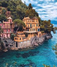 Portofino é um dos lugares mais lindos que já visitei! 😍 Clique e confira como visitar a cidade na Itália e muitas dicas!