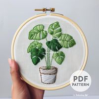 DESCRIPTION Apportez une touche de verdure dans votre maison avec ce charmant motif de broderie à la main de plante Monstera en pot ! Parfait pour les amateurs de plantes et de broderie, ce motif présente une plante Monstera en pot, créant un design charmant et naturaliste. Préparez votre cercle et cousons un peu de magie botanique avec ce charmant projet de broderie ! Bonne couture ! Cette annonce est pour un patron PDF numérique, qui comprend : ~ Motif imprimable dimensionné pour s'adapter à d