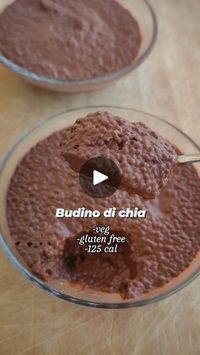 168K views · 8.2K reactions | Budino di chia ❤️🍫
Buonissimo, fresco, vegano, senza glutine e semplice da preparare: basta frullare 300 ml di bevanda vegetale al cocco (ma va bene anche il latte vaccino), 30 g di semi di chia, 15 g di cacao amaro e dolcificante a piacere (io 10 gocce). Versare in due ciotole e lasciare in frigo almeno 2 ore (ancora meglio se lo lasciate tutta la notte) prima di consumare ☺️ 
Ogni volta che pubblico un albumino mi chiedete una versione veg, quindi eccola qua! Potete frullare ancora di più per un risultato più vellutato ma io preferisco la consistenza così 👩🏻‍🍳
Per singola ciotola: 125 cal, 6.4 g di carboidrati, 7.1 g di grassi, 5 g di proteine.

Salva la ricetta e lascia un ❤️ se ti è piaciuta!
#ricettefit
#budino #chiapudding
#chia #ricetteestive #ideec