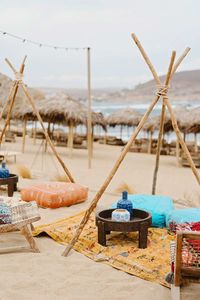 We set up an entire market where the guests could wander and pick up colorful presents to their hearts’ content, ornate lamps, hand of Hamsa pendants, straw hats and fez-hats, berber cushions, clutches, beach bags, Balgha slippers, Tagine pots and ceramics, and of course the couple’s signed bon-bon boxes.