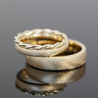 Eheringe VINTAGE SET mit Kordelring. Vintageringe für die Hochzeit mit einem Hauch Retro Charme. Traumhaft schöne Trauringe mit Kordelring als Ansteckring und Vorsteckring als Ergänzung zum Ehering aus Gold. Eheringe aus Recycling-Gold aus der Goldschmiede LIEBLINGSRING 1989 GmbH.