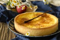 La creme brulée in guscio di frolla è un dolce golosissimo che vi stupirà al primo assaggio. Ecco la ricetta e tanti consigli utili