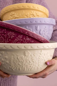 Bring the effortless charm of lush countryside fields indoors with the Mason Cash In The Meadow Collection S24 Mixing Bowl in Tulip. Made with Mason Cash's time-honored stoneware that is resistant to chipping and cracking, this mixing bowl will be a durably elegant addition to your everyday baking preparation.