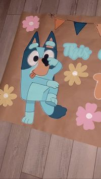 Who doesn’t love Bluey? Here is a very girly version of this birthday banner! 🌺🌼 #happybirthday #bluey #blueybirthday #birthdayparty #birthdaypartydecor