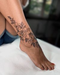 Foot tattoo is an original solution for those who do not want to put a poppy picture on your arm or forearm. But is it worth it? The answer is in the article along with 50+ cool girly tattoo ideas.