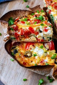 This Baked Egg Tortilla is a great protein packed breakfast option, and so easy to adapt with different vegetables, meat and cheese. It is basically a tortilla quiche, as instead of pastry it uses a wholewheat flour tortilla as the crust. This is great for a light lunch too, and it also packs up well to take on picnics.