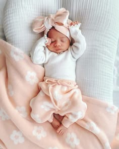 ✨💖✨#BabyStyle #Kuschelzeit #SüßesBaby #BabyLove #BabyMode #Badezeit #ElternFreuden #KleineMomente #Familienglück #Neugeborenes #BabySpaß #StolzeEltern #beebossacademysupport Baby Aesthetic Girl, Newborn Outfits Girl, Bebes Aesthetic, Cute Baby Aesthetic, Baby Girl Aesthetic, Leopard Print Jumpsuit, Cute Babys, Baby Daughter