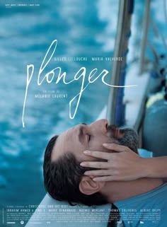 a movie poster for the film plonge with a man holding his head in front of him