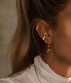 how to wear cartilage helix hoop pin piercing earrings inspiration ideONDAISY hoopearrings Vintage Tattoos, Ear Piercing Studs, Multiple Ear Piercings, Earring Inspo, Ear Piercings Cartilage