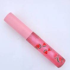 Our watermelon Lip Gloss is made to hydrate your lips and elevate your look! It has cute watermelon charms and sweet watermelon flavoring🍉 ingredients: versagel, TKB lipgloss pigment, charms, natural flavoring, and coconut oil. *PLEASE TAKE NOTE OF INGREDIENTS IN CASE OF ALLERGIES* If you have an allergy, don't hesitate to contact us. Some ingredients can be changed to accommodate allergies . Watermelon Lip Gloss, Cotton Eyed Joe, Lip Gloss Homemade, Cute School Stationary, Cute Watermelon, Sweet Watermelon, Lip Gloss Collection, Pink Lip Gloss, Lip Balms