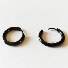 Simple Black Hoop Earrings for Men. These Black rings are made of high quality Steel. They are easy and comfortable to put on and take off. It is an earring that you can wear every day since it is very simple. It is a minimalist black circular hoop with an ideal size to wear on the earlobe as well as on the cartilage or the second hole. Its diameter is 16mm and its thickness is 3mm. You can buy a single unit or benefit from a good discount buying the pair. Choose your best option in the dropdown Black Round Jewelry For Streetwear, Hypoallergenic Black Hoop Earrings For Everyday, Small Black Hoop Earrings For Everyday, Black Minimalist Hoop Earrings For Gift, Black Round Cartilage Earrings For Everyday Wear, Everyday Black Hypoallergenic Hoop Earrings, Black Hoop Cartilage Earrings For Everyday, Black Small Hoop Cartilage Earrings For Everyday, Black Minimalist Cartilage Earrings For Everyday