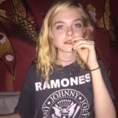 pandora rosier by elle fanning Pandora Lovegood, Elle Fanning Style, Fanning Sisters, Dakota And Elle Fanning, Quoi Porter, Poses Para Fotos Sexis, Ramones